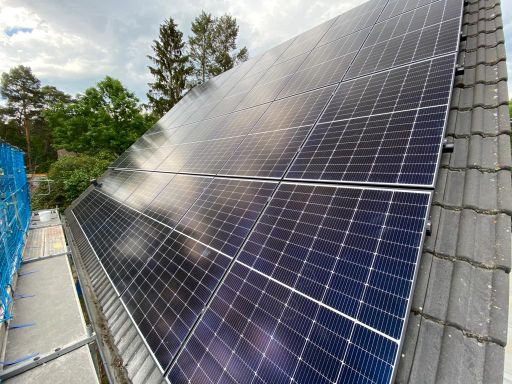 Solarpanele auf Satteldach